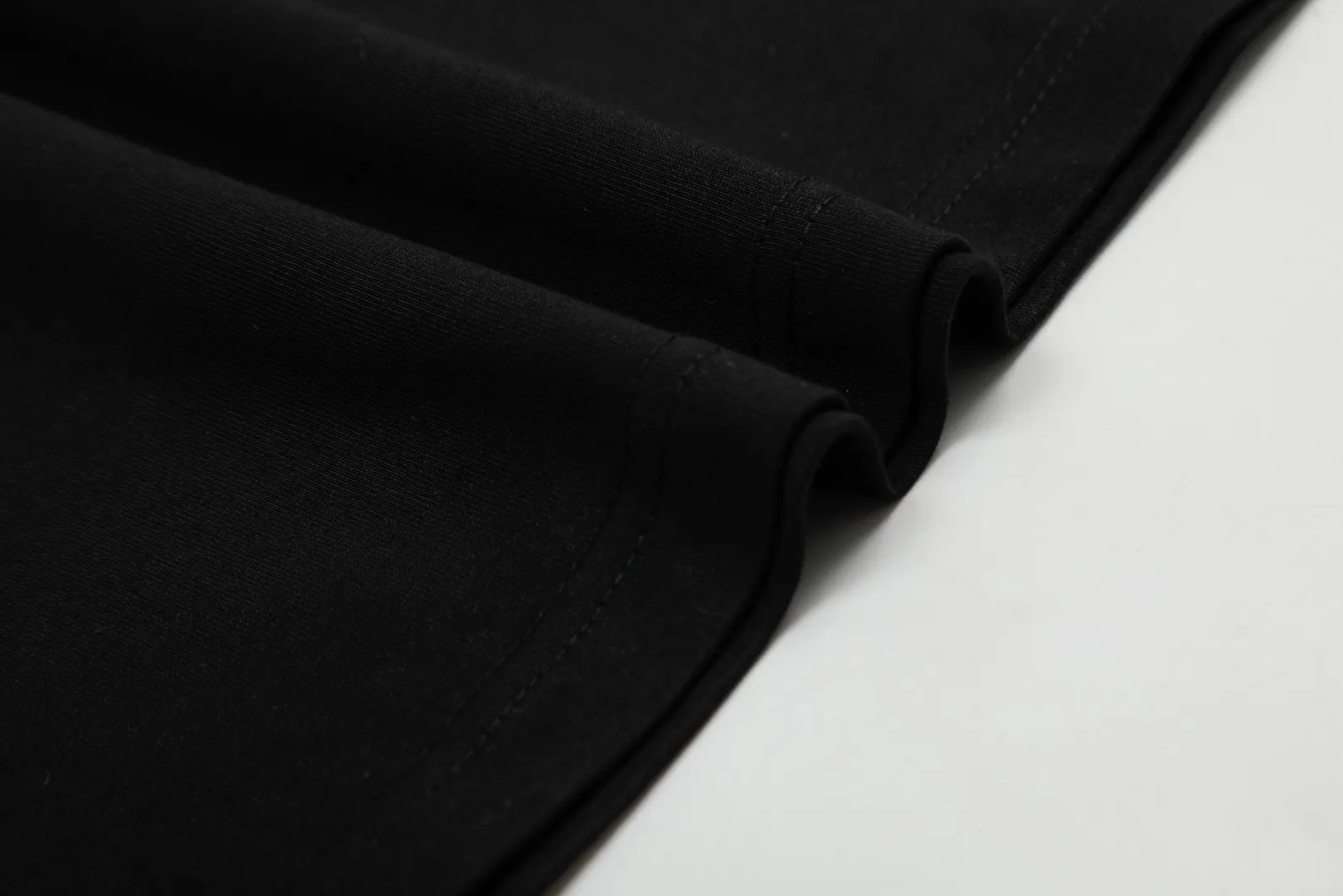 VIVI 141# "Exclusive style" vivienne west wood, Queen Mother of the West, Vivienne, Saturn nine-square letter printed short-sleeves. The new fabrics have been machine washed at high temperature + water twice. The only one in the entire network that achieves 0 shrinkage. The Solona thread arrangement is arranged. The threaded neckline does not deform. It is tight and dense. Welcome to compare. The entire series of correct accessories. Every detail is completely restored and can be stretched directly.